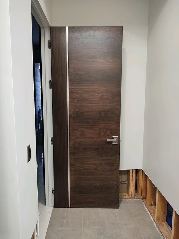 Puerta moderna de nogal con incrustación