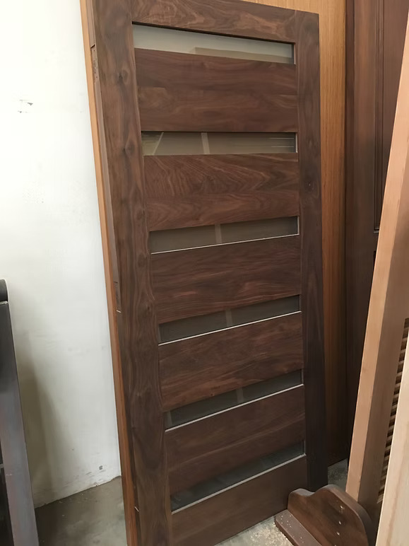 Puerta moderna de nogal con cristales