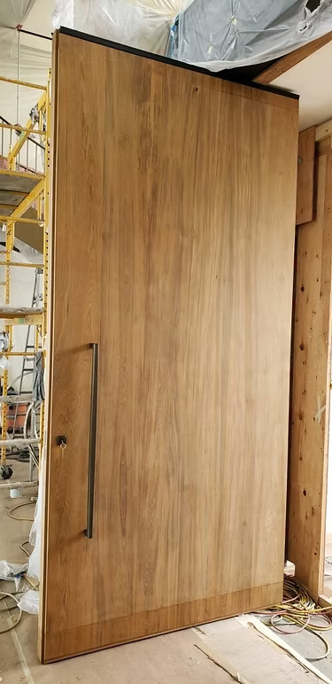 Puerta de entrada de teca