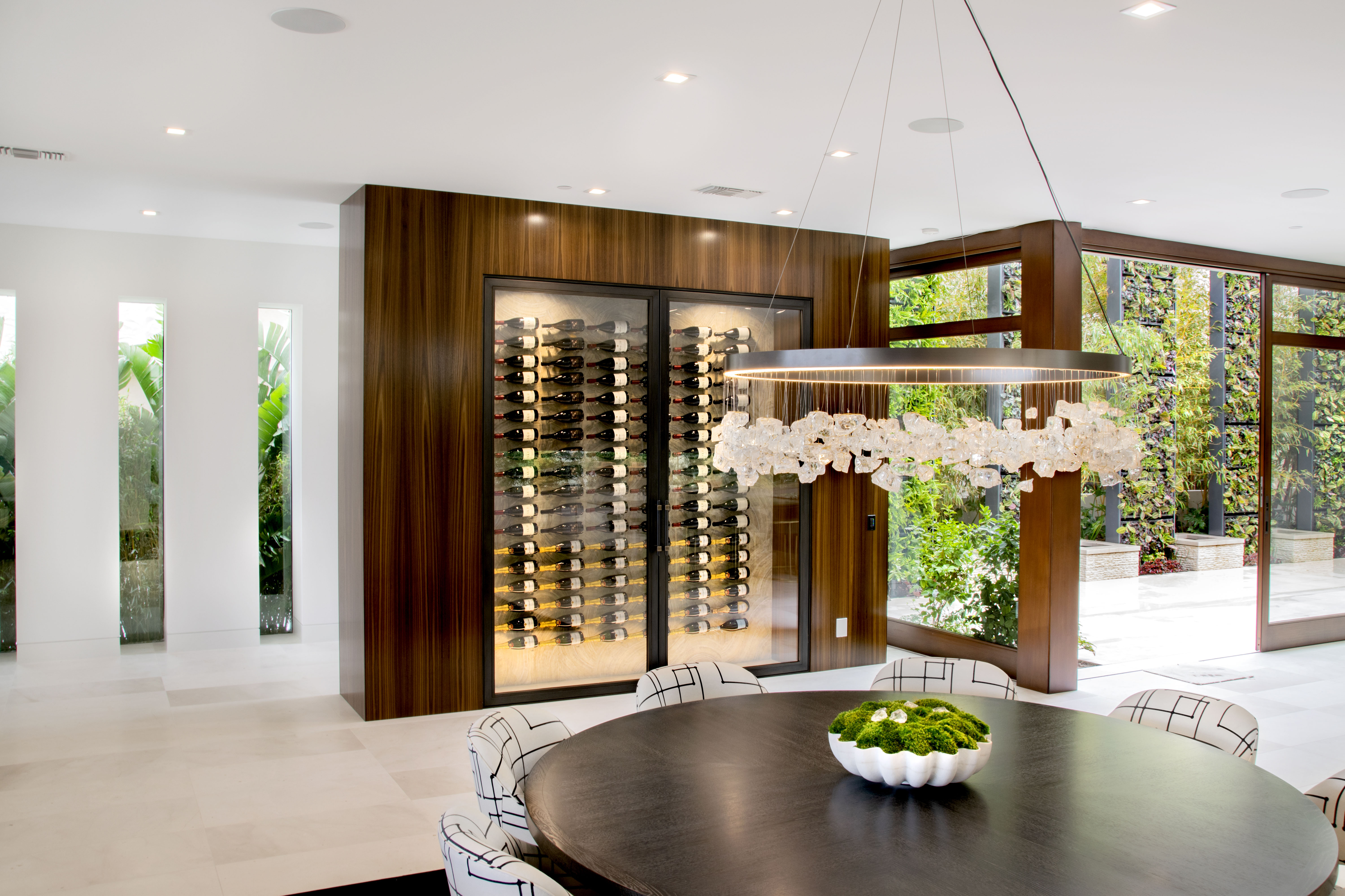 Detalle de panel de madera con acabado UV