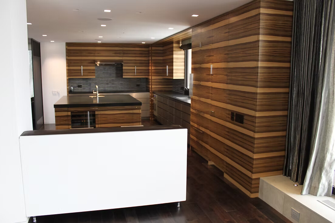 Paneles Black Limba secuenciados cortados a medida